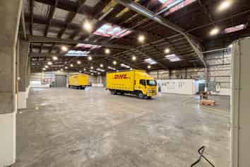 Large Warehouse & Canopy with 7,000m²+ Yard