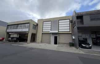 High Stud Showroom/Warehouse with Roller Access