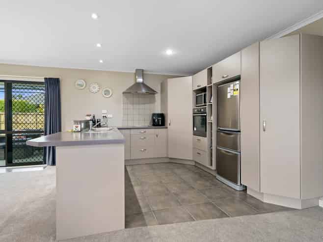 16 Oaklands Drive, Cambridge
