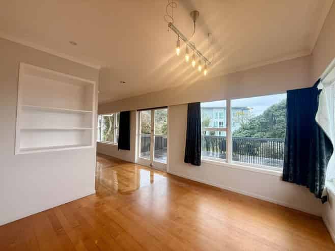 21 Warren Avenue, Three Kings