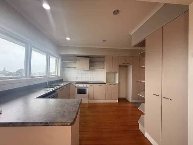 21 Warren Avenue, Three Kings