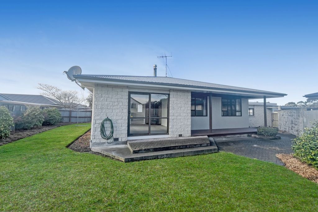 ASHBURTON, 3 BEDROOMS, FIREPLACE 1