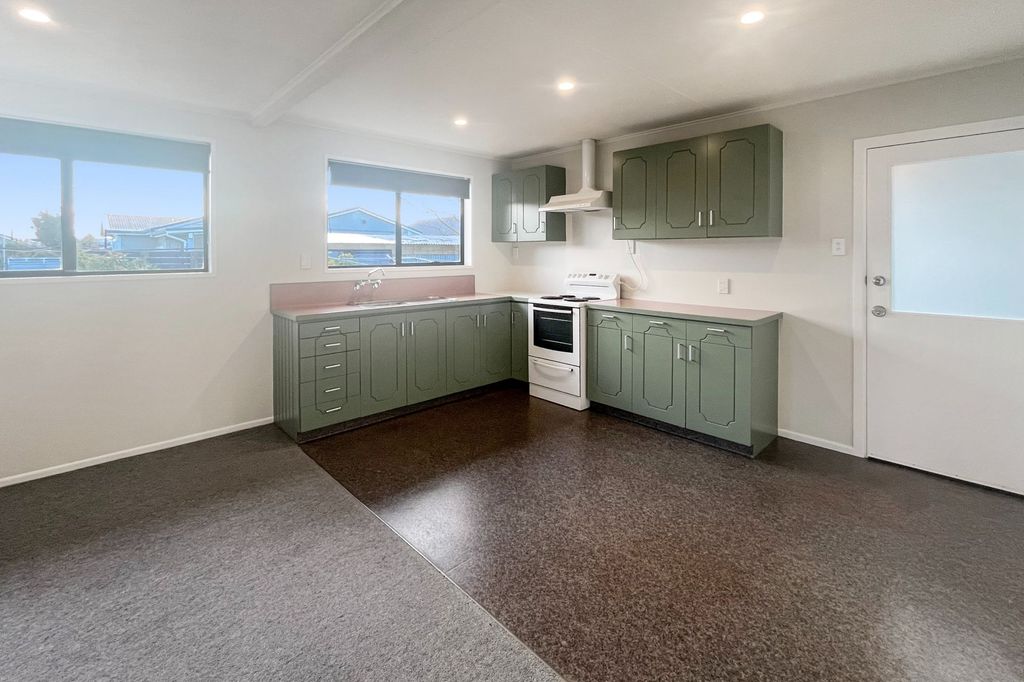 ASHBURTON, 3 BEDROOMS, FIREPLACE 2