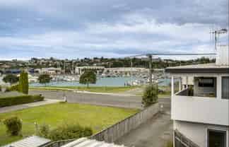 2/8 Meeanee Quay, Westshore