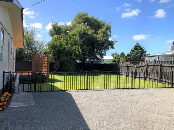 8 Buick Street, Redwoodtown