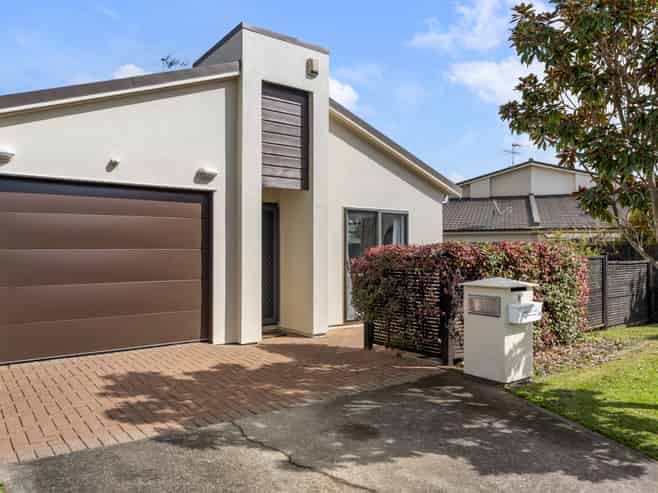 8 Bunker Rise, Golflands