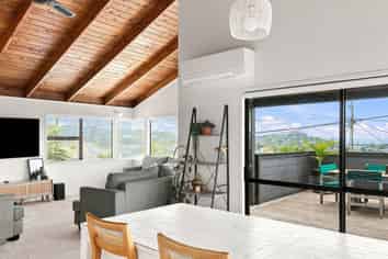 15 Surf Road, Stanmore Bay