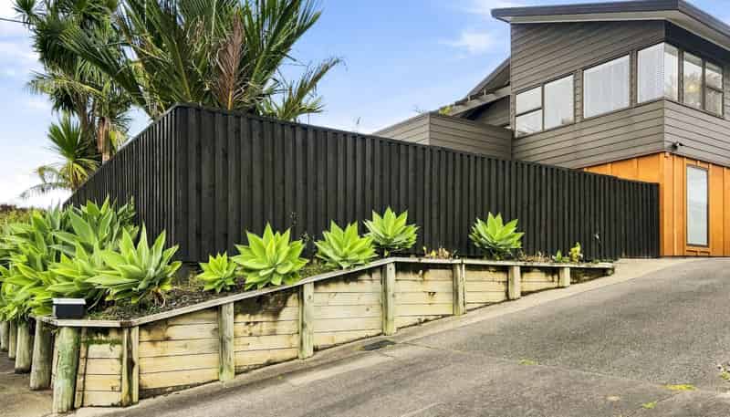 15 Surf Road, Stanmore Bay