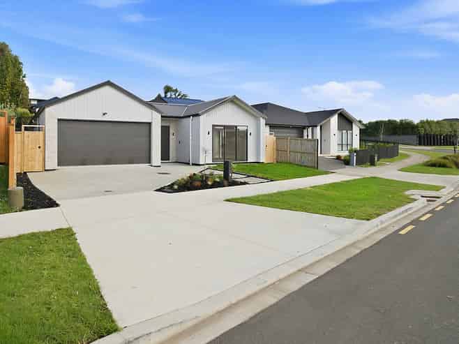 12 Rongoa Maori Way, Pukekohe