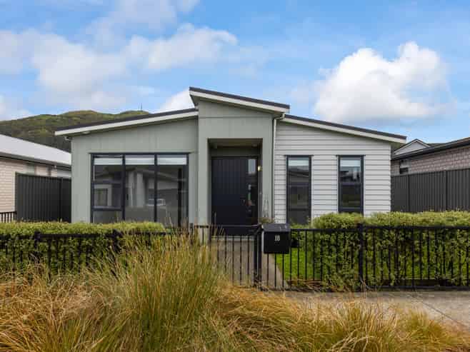 10 Pihoihoi Place, Porirua