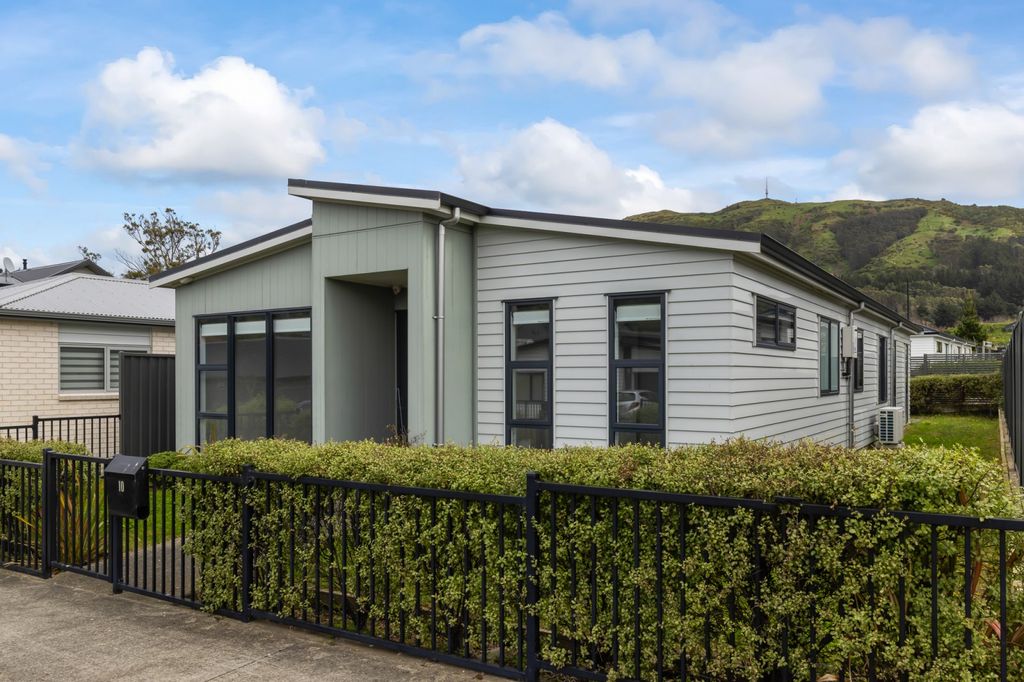 Single level living in popular Kenepuru 1