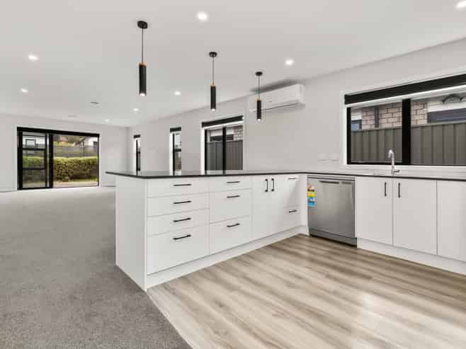 10 Pihoihoi Place, Porirua