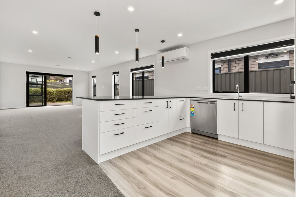 Single level living in popular Kenepuru 2