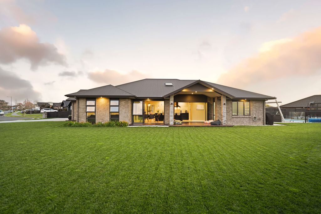 Space, Sunshine & Summer Living 1