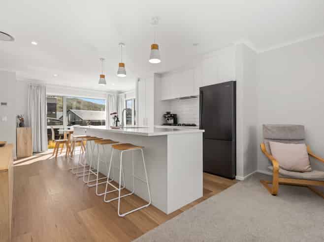 8 Hokioi Drive, Porirua