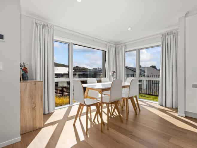 8 Hokioi Drive, Porirua