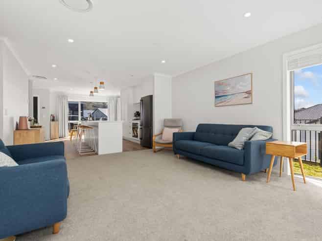 8 Hokioi Drive, Porirua