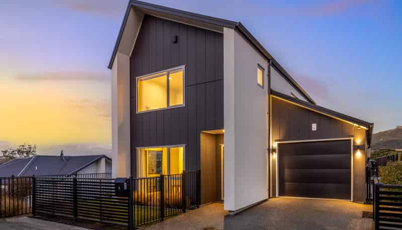8 Hokioi Drive, Porirua