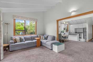 7 Kekeno Grove, Tirohanga