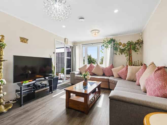 8 Marr Road, Manurewa