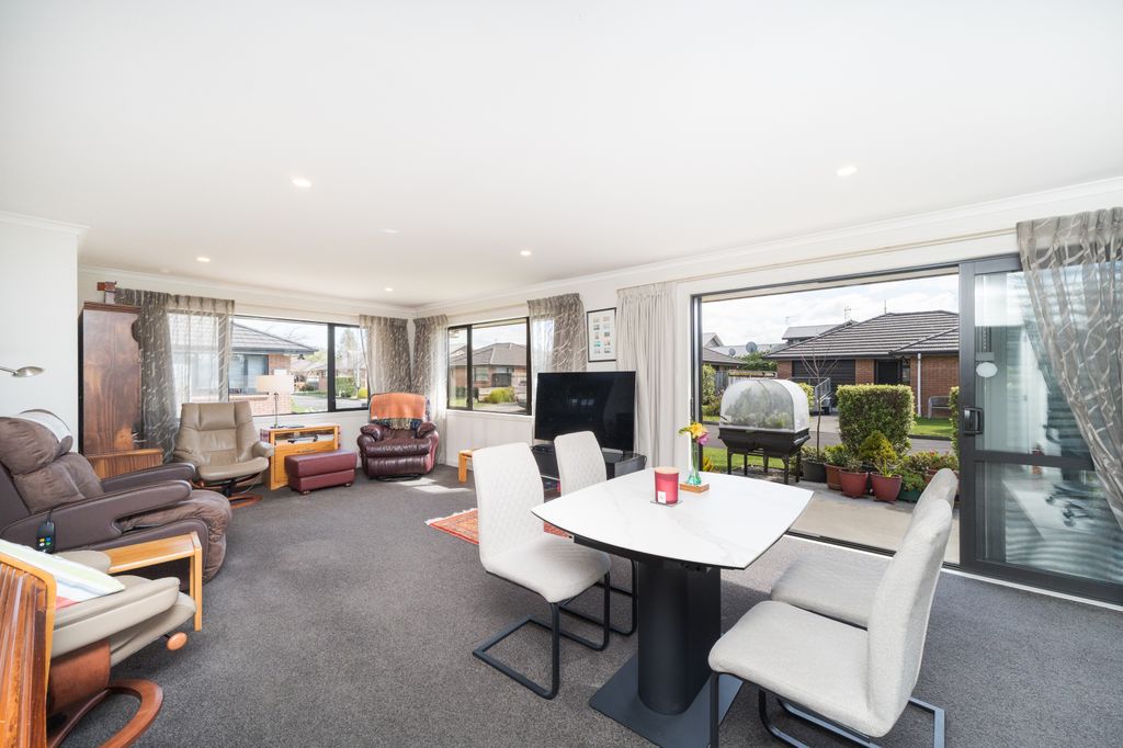 Modern, Sunny & Central - Easycare Brick! 3