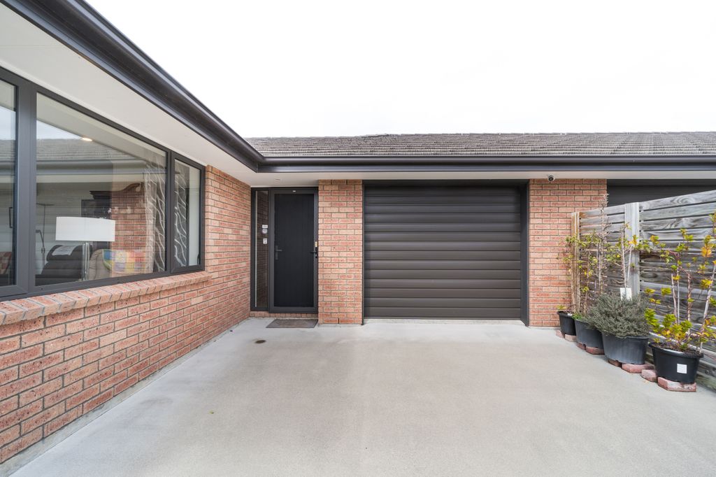 Modern, Sunny & Central - Easycare Brick! 4