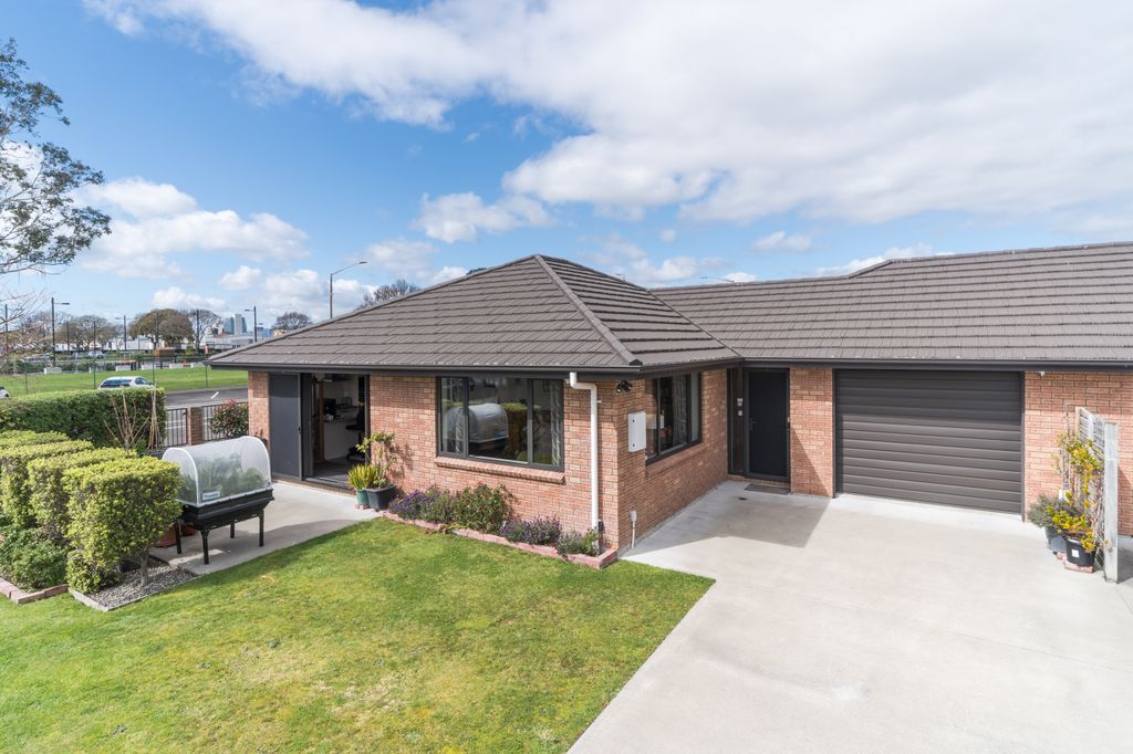 Modern, Sunny & Central - Easycare Brick! 1