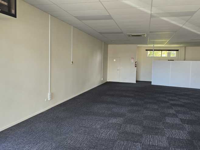 Prime retail or office opportunity!