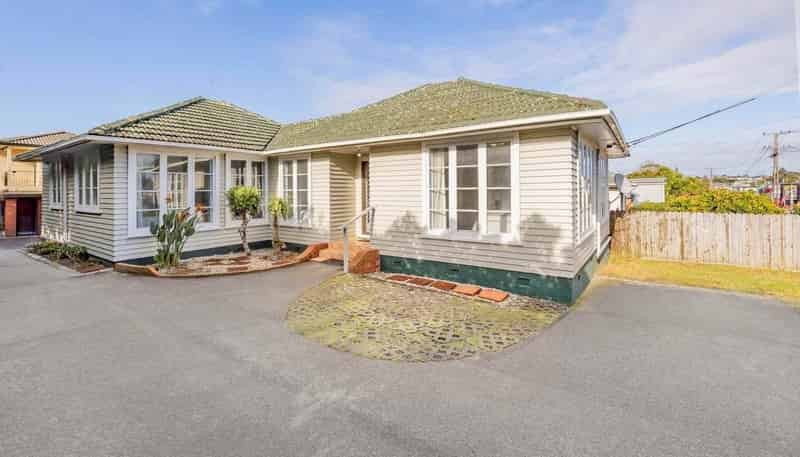 54 Hayr Road, Three Kings