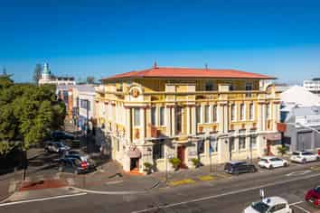 ICONIC NAPIER HOTEL | 20-YEAR LEASE | $320,000 NET RETURN