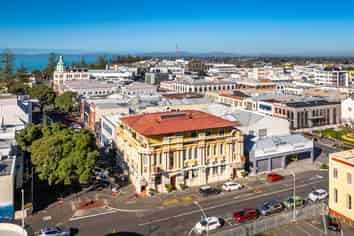 ICONIC NAPIER HOTEL | 20-YEAR LEASE | $320,000 NET RETURN