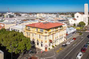 ICONIC NAPIER HOTEL | 20-YEAR LEASE | $320,000 NET RETURN