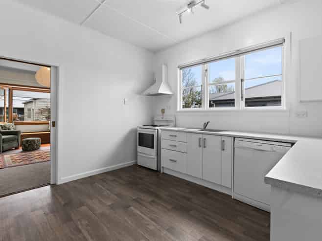901 Clive Street, Akina