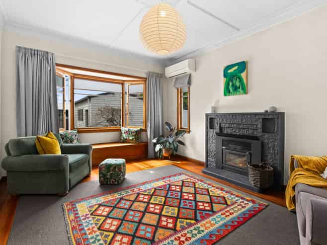 901 Clive Street, Akina