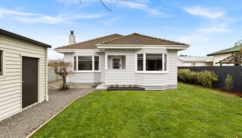901 Clive Street, Akina