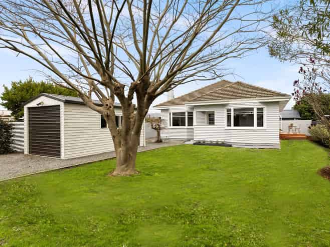 901 Clive Street, Akina