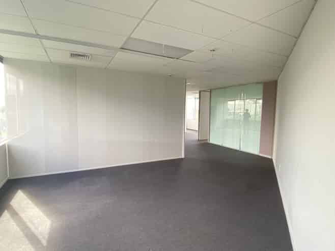 Bright Albany office with four car parks