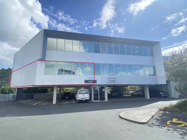 Bright Albany office with four car parks