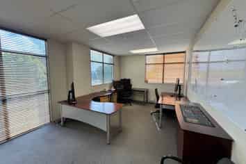 FUNCTIONAL GROUND FLOOR OFFICE
