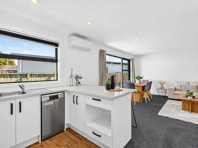 2/2 Summit Terrace, Dinsdale
