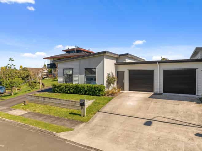 2/2 Summit Terrace, Dinsdale