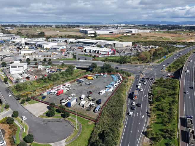 4,000sqm yard with profile and motorway ease