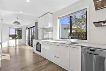 42b  Palmer Crescent, Silverstream