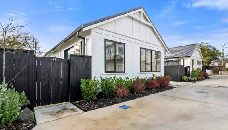 42b  Palmer Crescent, Silverstream