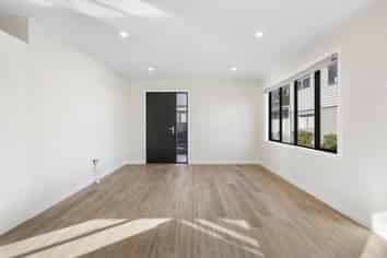 42b  Palmer Crescent, Silverstream