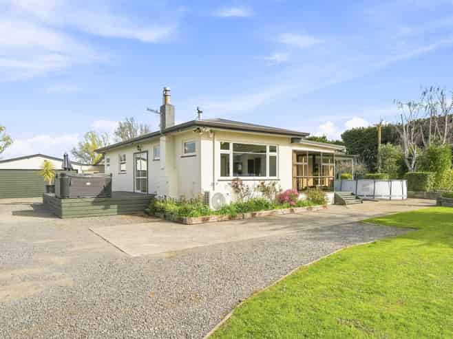 2139 State Highway 3, Sanson