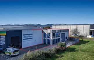 Functional Hornby warehouse with private yard