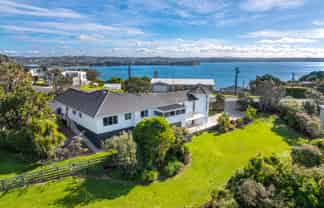 1/4 Roberts Road, Matakatia
