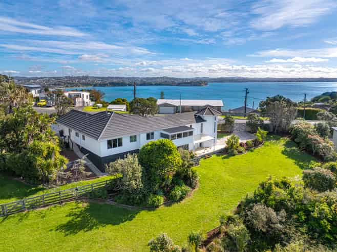 1/4 Roberts Road, Matakatia