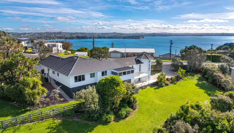 1/4 Roberts Road, Matakatia